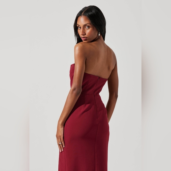 9. NWOT ASTR THE LABEL MELANI EMBELLISHED STRAPLESS MIDI DRESS IN WINE - Picture 4 of 11